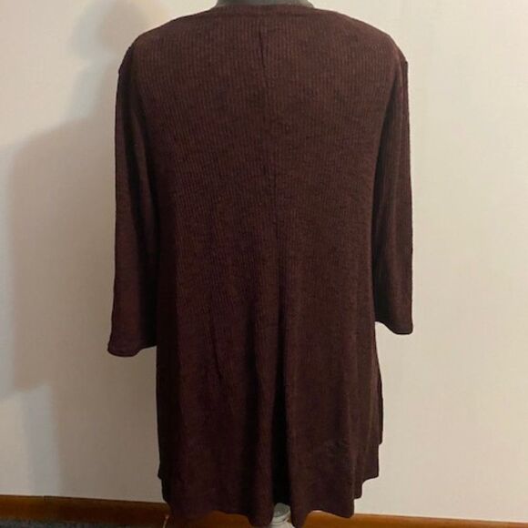 Pull & Bear Burgundy/Black knit asymmetrical 3/4 sleeves sweater, size Medium - Picture 2 of 3